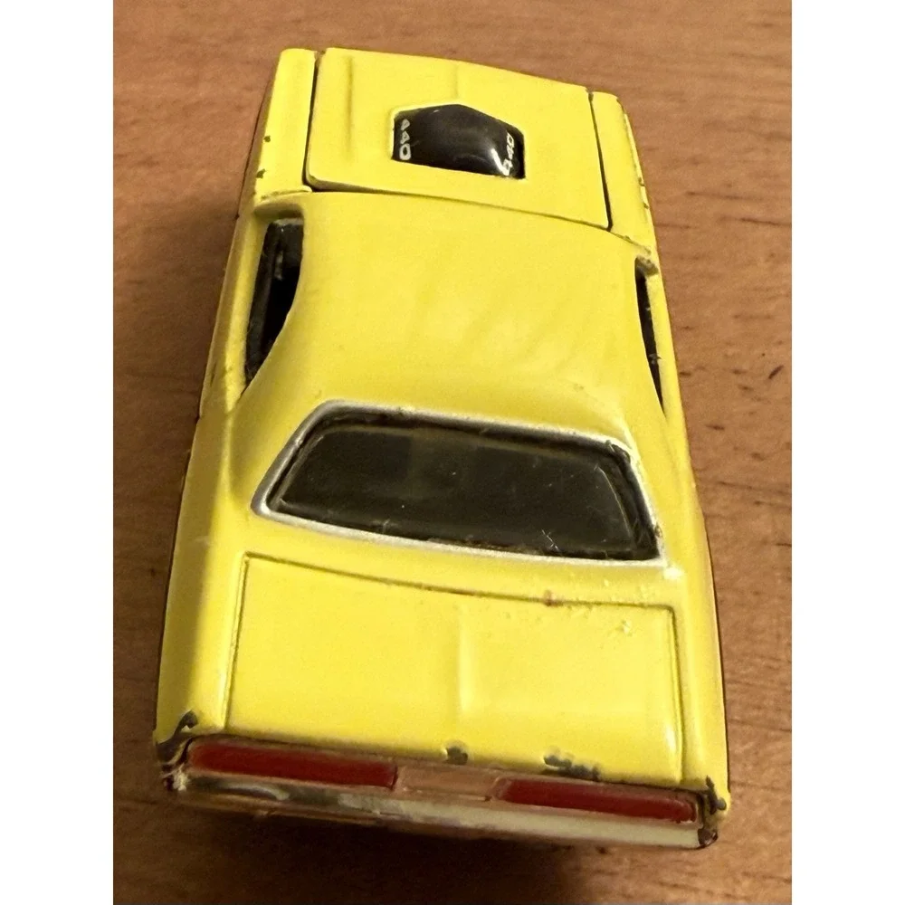Hot‎ Wheels 1970 Dodge Challenger R/T -Real Riders 1:64 Diecast Missing Tire